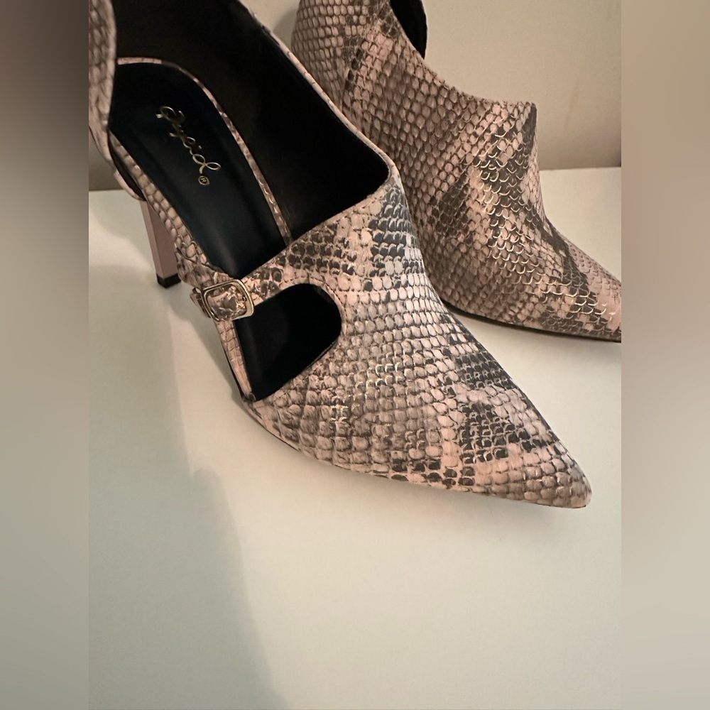 Qupid Black and Cream Heels with Sleek Design - Picture 3 of 5